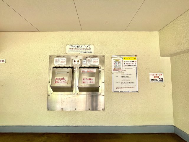 武庫川あおぞらのまち26号棟のその他共用部分|バスタオルやパジャマ等を収納できるリネン庫がございます。洗剤等のストックも収納できるので、洗面室をすっきり清潔に保つことができそうです。