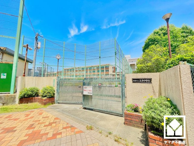 武庫川あおぞらのまち26号棟のその他共用部分|バスタオルやパジャマ等を収納できるリネン庫がございます。洗剤等のストックも収納できるので、洗面室をすっきり清潔に保つことができそうです。