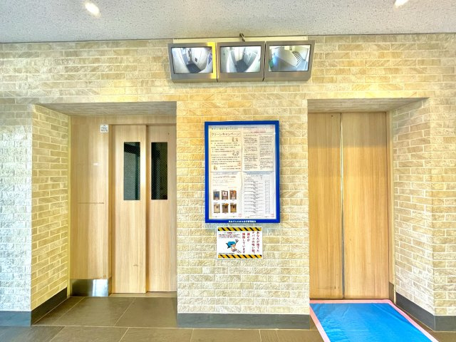 武庫川あおぞらのまち26号棟のその他共用部分|複数基のエレベーターを設置。ゆとりある共用設計で、快適な住まいへのアクセスをスムーズに。防犯カメラが設置されておりセキュリティにも配慮されています。