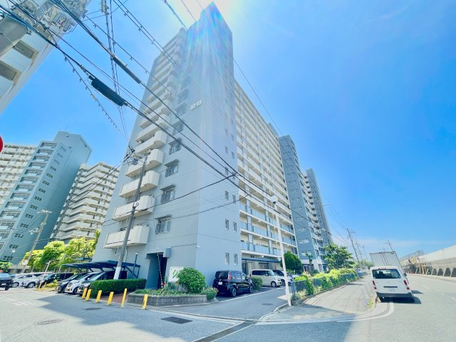 武庫川あおぞらのまち26号棟の外観|全居室に収納がございますので、お部屋の広さを最大限に活用できます。
