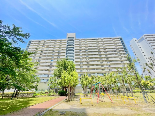 武庫川あおぞらのまち26号棟の外観|南東向きバルコニーで陽当たり、風通し良好。奥行きがあり広々としているため、お洗濯物をたっぷりと干す事ができます。