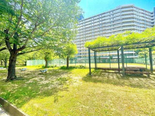 武庫川あおぞらのまち26号棟の庭|阪神武庫川線「武庫川団地前」駅まで徒歩17分、阪神本線「鳴尾・武庫川女子大前」駅まで徒歩24分の立地。