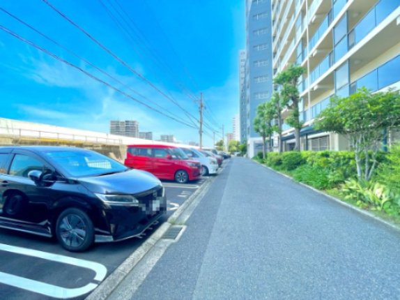 武庫川あおぞらのまち26号棟のその他|敷地内に駐車場を設置（月額6800円～8800円）。重い荷物や雨の日の移動もスムーズで、快適なカーライフを実現。空き状況等は弊社スタッフまでお気軽にお問い合わせください。