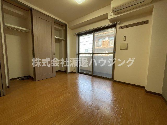 クリスタルコート江坂の寝室
