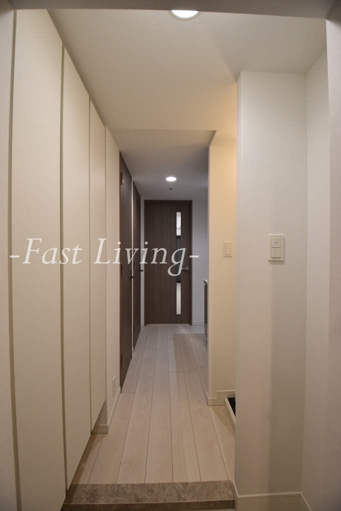 S-RESIDENCE神田avanceの玄関