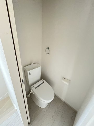 【内装】 | 糟屋郡志免町田富4丁目6期　1号棟（全1棟）【仲介手数料無料・0円】 | 施工例。2階にもトイレです。施工例は完成時と異なる場合があります。