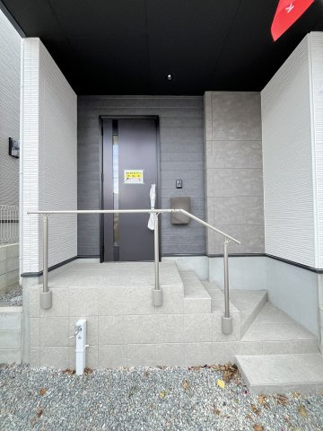【玄関】 | 糟屋郡志免町田富4丁目6期　1号棟（全1棟）【仲介手数料無料・0円】 | 施工例。施工例は完成時と異なる場合があります。