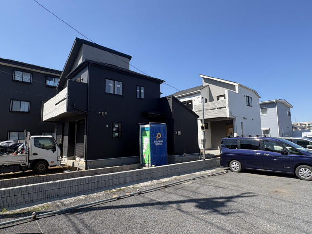 ブルーミングガーデン　船橋市習志野台４丁目２棟／１期１号棟の前面道路含む現地写真|左から1号棟、2号棟