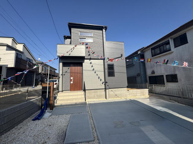 ブルーミングガーデン　船橋市大穴北４丁目２期１棟／２期１号棟の前面道路含む現地写真|外観