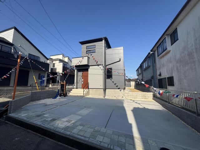 ブルーミングガーデン　船橋市大穴北４丁目２期１棟／２期１号棟の前面道路含む現地写真|外観