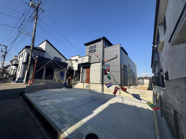 ブルーミングガーデン　船橋市大穴北４丁目２期１棟／２期１号棟の前面道路含む現地写真|外観