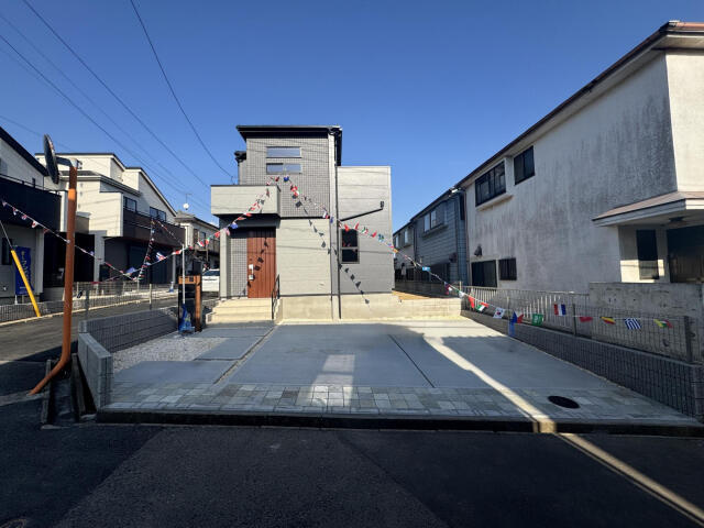 ブルーミングガーデン　船橋市大穴北４丁目２期１棟／２期１号棟の前面道路含む現地写真|外観