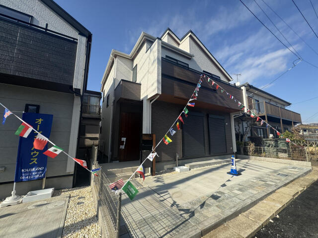 ブルーミングガーデン　船橋市大穴北４丁目２棟／１期２号棟の前面道路含む現地写真|外観