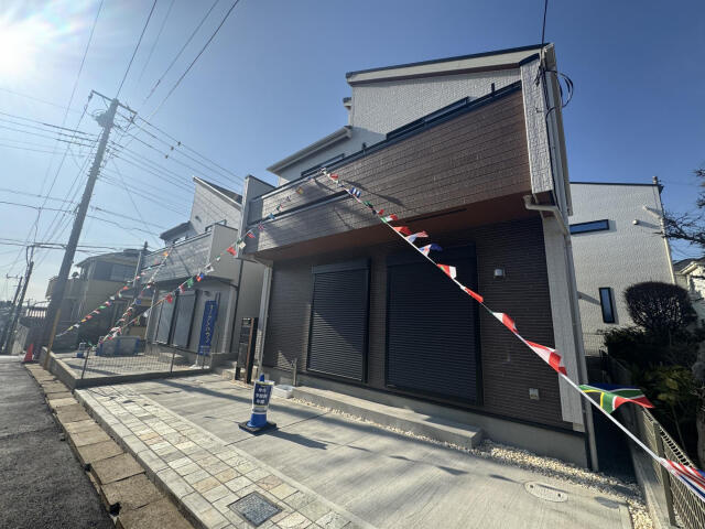 ブルーミングガーデン　船橋市大穴北４丁目２棟／１期２号棟の前面道路含む現地写真|外観