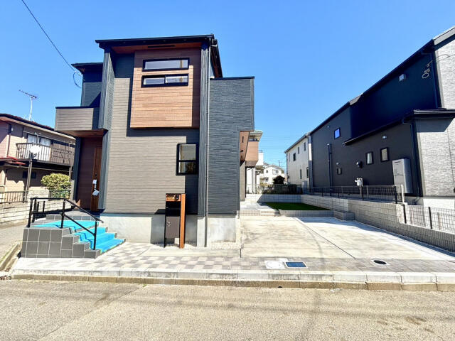 ブルーミングガーデン　船橋市松が丘３丁目１棟／１期１号棟の外観|前面道路含む現地写真