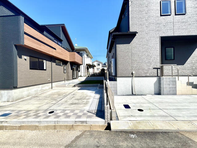 ブルーミングガーデン　船橋市松が丘３丁目１棟／１期１号棟の駐車場|前面道路含む現地写真