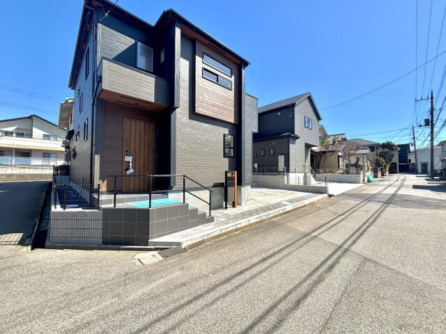 ブルーミングガーデン　船橋市松が丘３丁目１棟／１期１号棟の前面道路含む現地写真|外観写真