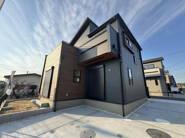 ブルーミングガーデン　船橋市二和西３丁目３棟／１期３号棟の前面道路含む現地写真|外観