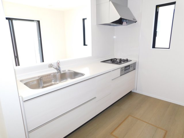 北名古屋市熊之庄牛流の新築一戸建のキッチン|◇キッチン◇　　人気の対面式・人造大理石カウンターシステムキッチン・浄水機能付ハンドシャワー・スローインクローズレール・静音仕様シンク・Ｓｉセンサーコンロ（３口）・床下収納庫