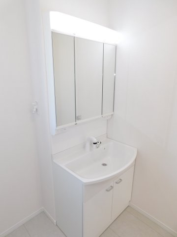 北名古屋市熊之庄牛流の新築一戸建の独立洗面台|◇洗面室◇　　三面鏡シャンプードレッサー　くもり止め仕様