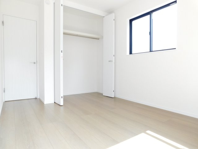 北名古屋市熊之庄牛流の新築一戸建の洋室|◇１階洋室◇　　南面を含む２面採光で明るい洋室約５．２５帖　全居室収納完備♪