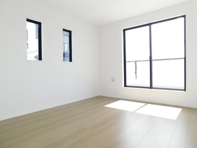 北名古屋市熊之庄牛流の新築一戸建の洋室|◇２階洋室◇　　南面を含む２面採光で明るい洋室約７．０帖　全居室収納完備♪　バルコニー利用可！
