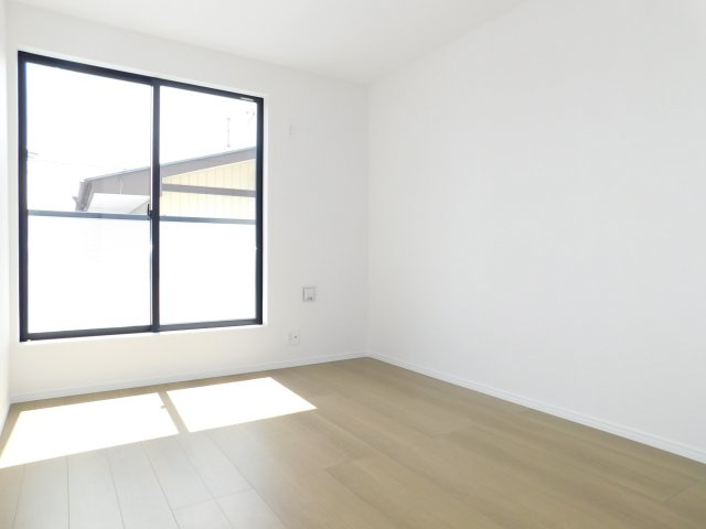 北名古屋市熊之庄牛流の新築一戸建の洋室|◇２階洋室◇　　南面で明るい洋室約６．０帖　全居室収納完備♪　バルコニー利用可！