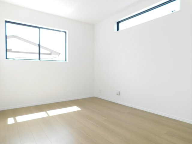 北名古屋市熊之庄牛流の新築一戸建の洋室|◇２階洋室◇　　南面を含む２面採光で明るい洋室約６．０帖　全居室収納完備♪