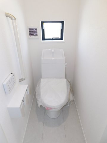 北名古屋市熊之庄牛流の新築一戸建のトイレ|◇トイレ◇　　トイレ２ヵ所　節水タイプ　リモコンパネル付き