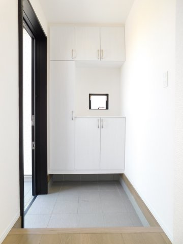 北名古屋市熊之庄牛流の新築一戸建の玄関|◇玄関収納◇　　家族の履物がしっかり収納できるシューズ収納！　