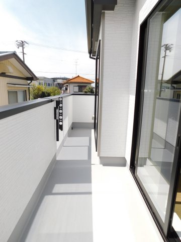 北名古屋市熊之庄牛流の新築一戸建のバルコニー|◇バルコニー◇　　南面で日当たりの良いワイドバルコニー♪　２部屋から出入り可能