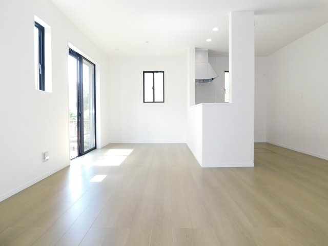 北名古屋市熊之庄牛流の新築一戸建の居間・リビング|◇リビング◇　　南面を含む２面採光で明るいリビング約１５．６２帖　家族が集まる明るいリビング！