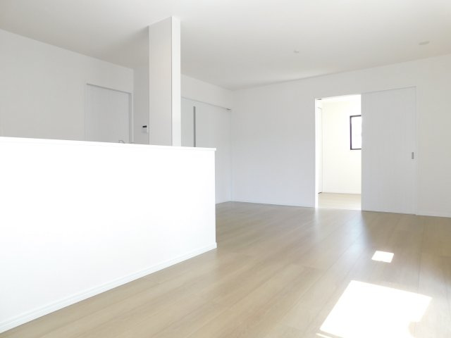 北名古屋市熊之庄牛流の新築一戸建の居間・リビング|◇リビング◇　　南面を含む２面採光で明るいリビング約１５．６２帖　隣の洋室と続き間で２０．８７帖の広々空間になります♪