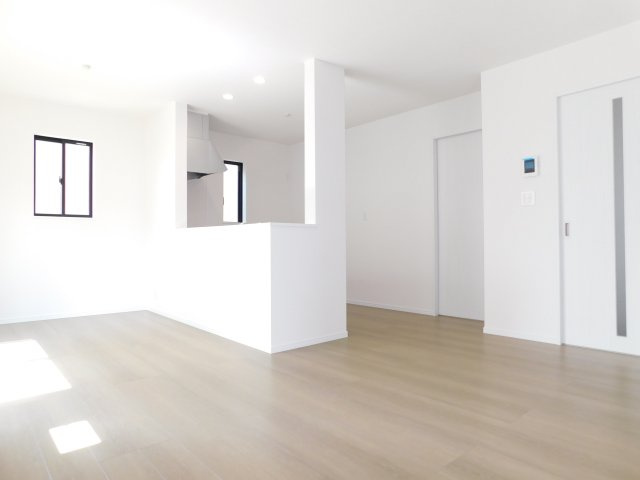 北名古屋市熊之庄牛流の新築一戸建の居間・リビング|◇リビング◇　　南面を含む２面採光で明るいリビング約１５．６２帖　大きな窓の開放感のあるリビング♪