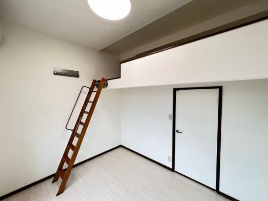 めぞんるみえるの洋室
