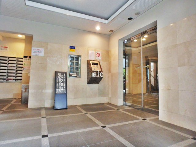 新宿区西新宿７丁目の賃貸マンションのエントランス