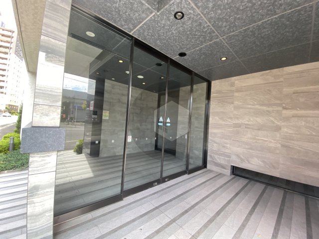 東大阪市小阪２丁目の賃貸マンションのエントランス