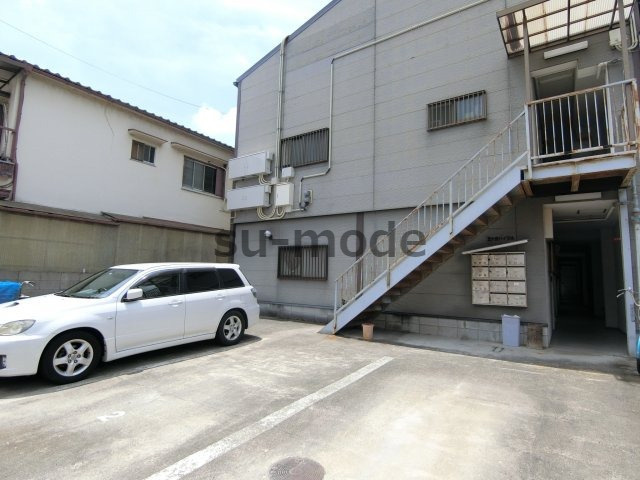 五十鈴ハイツ西館の駐車場