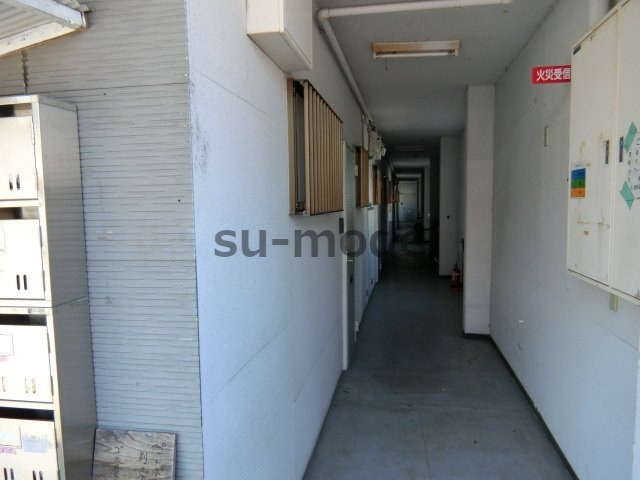 五十鈴ハイツ西館のエントランス