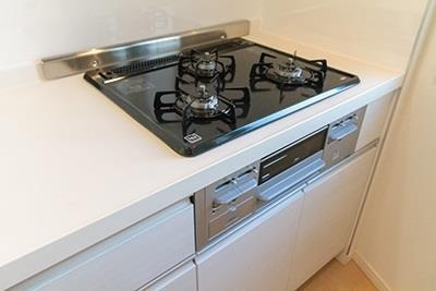 ガルデニア蔵前のキッチン|グリル付き3口コンロ