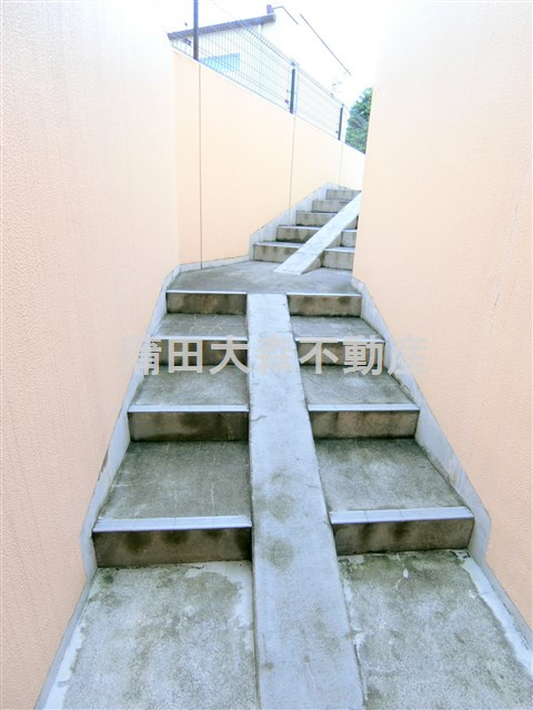 バレーヌ大森山王のその他共用部分|駐輪場へのアプローチ部分