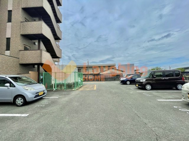 クラウンⅡ津福の駐車場