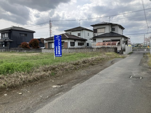 敷地面積94坪　売地　三郷市半田の前面道路含む現地写真|北側公道３．８ｍ。接道幅も広くお車の出し入れもラクラクです♪公園徒歩1分の閑静な住宅街です♪現地（2026年3月）撮影