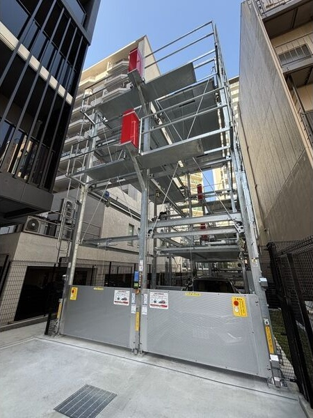 プレサンスロジェ上前津駅前THE RESIDENCEの駐車場