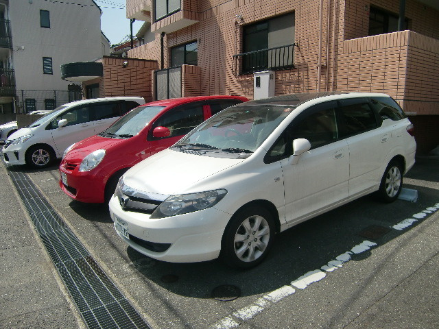 ハイネス岡本の駐車場