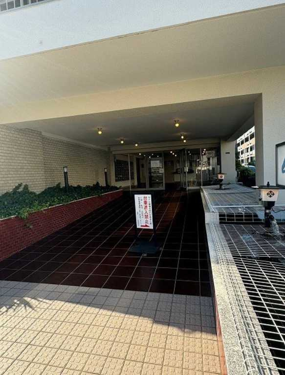 弦巻リハイム　分譲賃貸　独立洗面台　バルコニー広めのエントランス