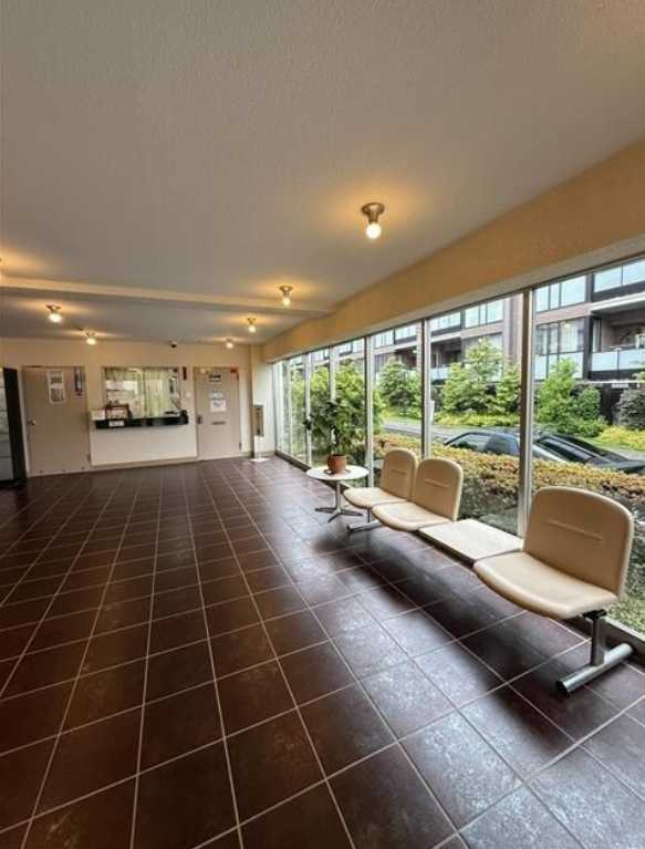 弦巻リハイム　分譲賃貸　独立洗面台　バルコニー広めのロビー