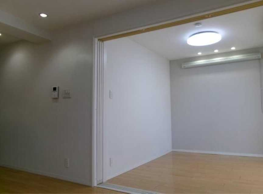 弦巻リハイム　分譲賃貸　独立洗面台　バルコニー広めの居間・リビング