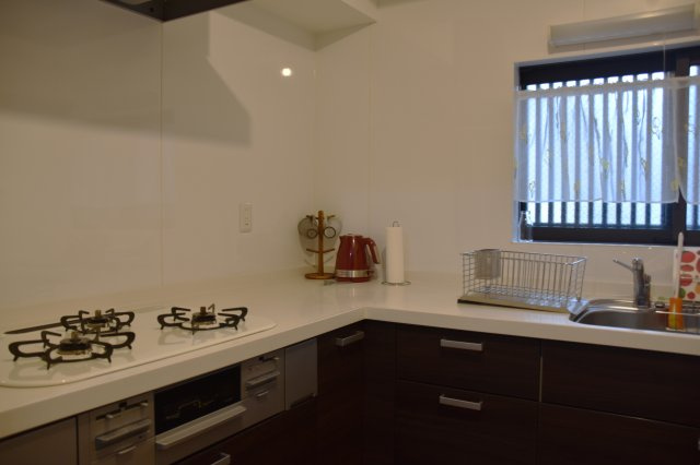 丹波口 「やっほー！」とオープンになれる京町家のキッチン|広々、L字型キッチン