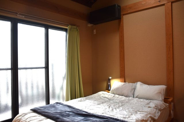 丹波口 「やっほー！」とオープンになれる京町家の寝室|２階 バルコニーに面した明るい寝室